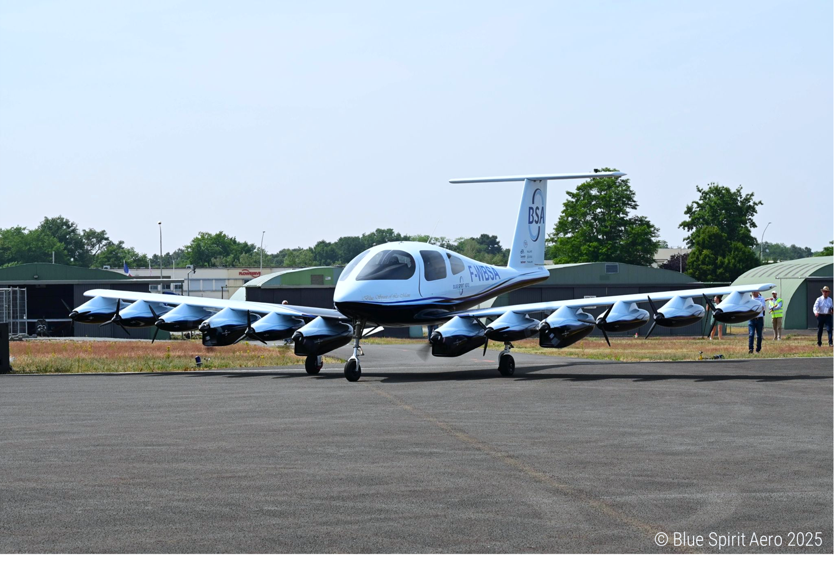 Dragonfly seen from the front, white render, 12 motors along the wing, landing gear down, F-WBSA